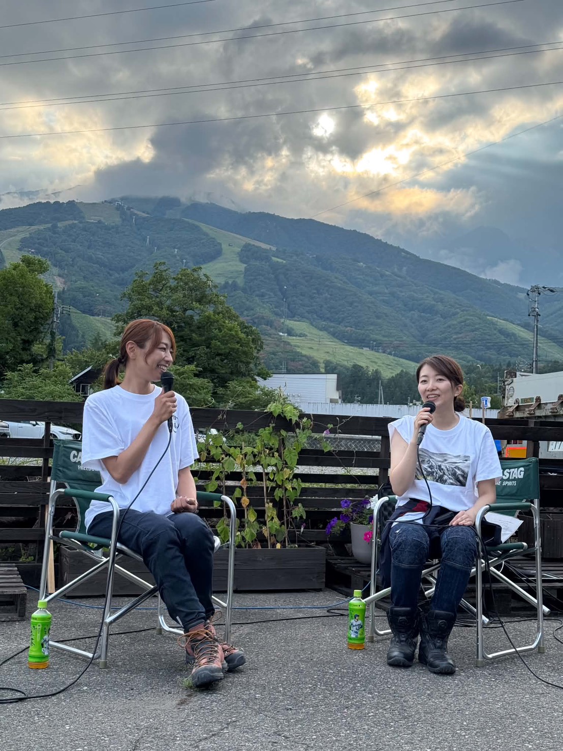 白馬の山並みを背に行われたトークショー / The talk show held against the backdrop of Hakuba's mountains