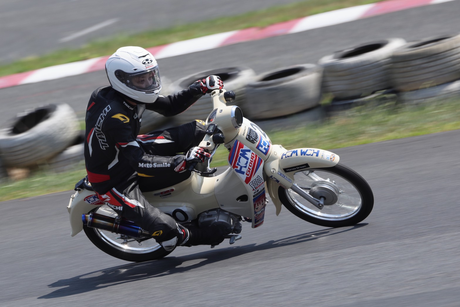 RSタイチのレーシングスーツでコーナーを攻める岸夏苗 / Kanae Kishi taking a corner at speed in her RS Taichi racing suit