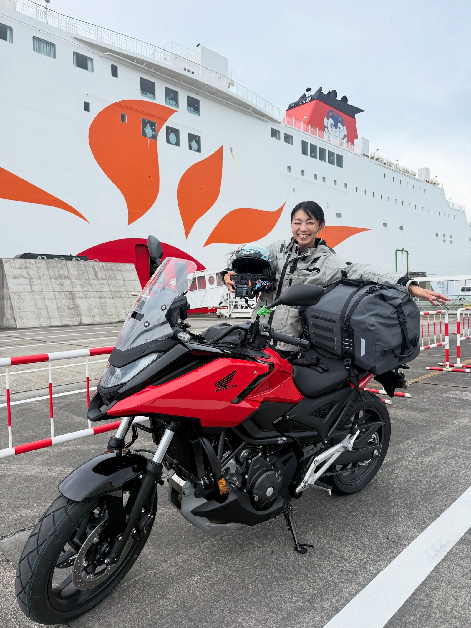 フェリー「さんふらわあ」の前でNC750Xとともに笑顔の岸夏苗