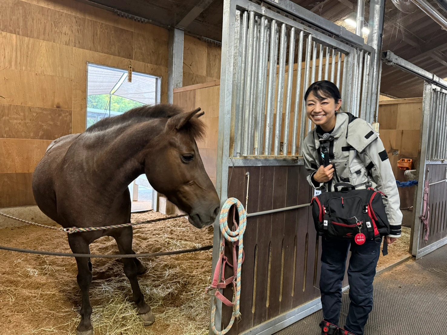 乗馬体験で馬と並んで笑顔の岸夏苗